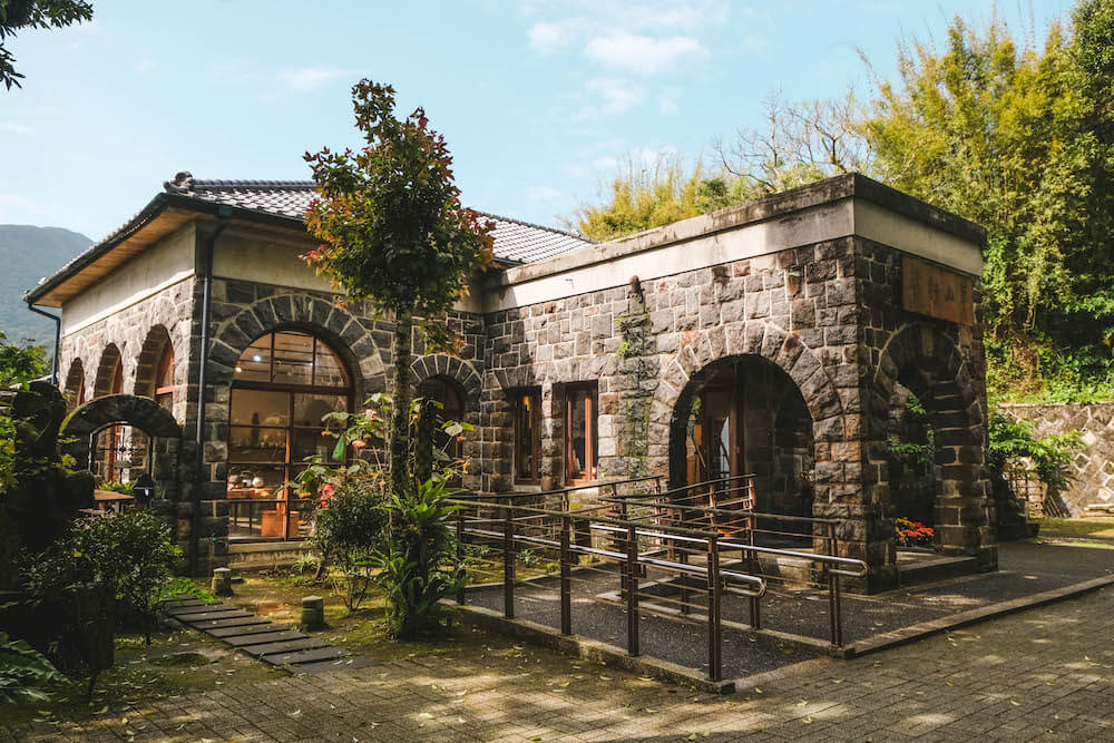 座落於陽明公園入口立體停車場旁的湖底路巷內草山行館，日治時期為台灣糖業株式會社招待所，日本昭和天皇訪台時也曾下榻此地。民國38年中華民國政府播遷來台，成為台灣第一座總統官邸，現金由台北市文化局規劃整建為藝文沙龍，提供展示空間舉辦各式藝術、創作等藝文展覽。草山行觀得天獨厚的地理位置，為基隆河與淡水河的交會之處，並可遠望可及關渡平原、社子島、觀音山，美景盡收眼底，可說是一處雅興且具歷史意義的文化場域。